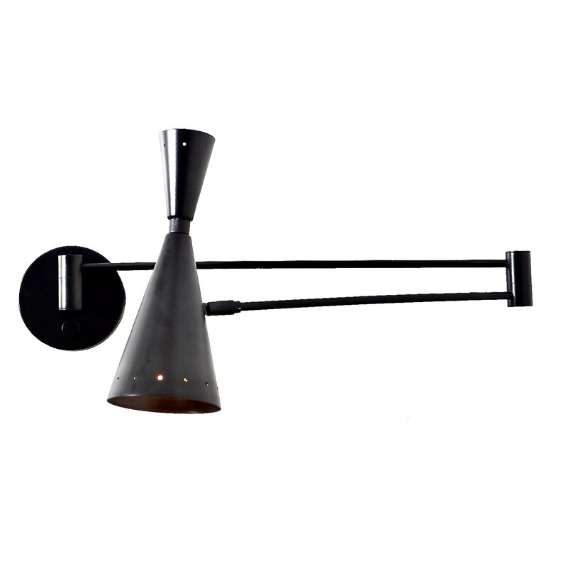 Puede incluir: Foco orientable de pared negro con pantalla c&oacute;nica y brazo largo.