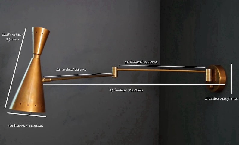 Puede incluir: Una l&aacute;mpara de pared dorada con una pantalla en forma de cono y un brazo ajustable. La l&aacute;mpara mide 29 cm de alto, 33 cm de ancho y 40,5 cm de largo.