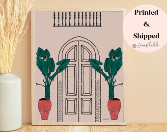Puede incluir: Una ilustración digital de una puerta con un par de puertas dobles, enmarcadas por una barandilla de hierro forjado negro. Dos plantas en macetas con grandes hojas verdes flanquean la puerta. El fondo es de color rosa claro.