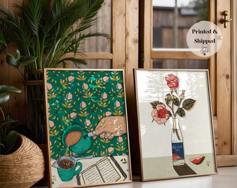 Puede incluir: Dos impresiones de arte enmarcadas. La impresión de la izquierda muestra una mano vertiendo café en una taza con un libro y un fondo de patrón floral. La impresión de la derecha muestra un jarrón con rosas rosas y un fondo verde.
