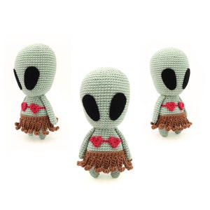 Tropical Alien Crochet Pattern, Alien on the Beach