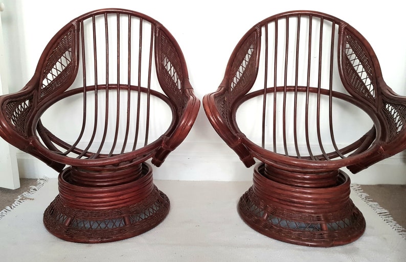 Un par de mecedoras giratorias de bambú de mediados de siglo | Etsy