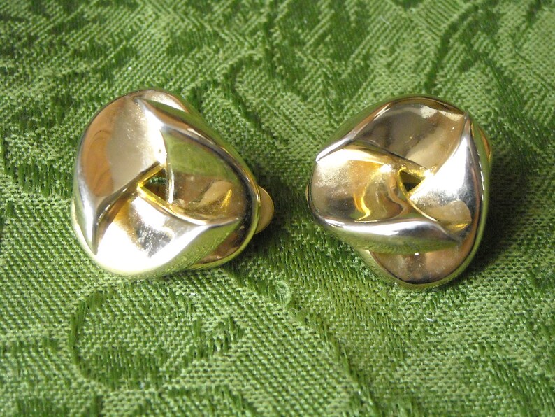 Vintage Swirl Clip Earrings Gold Tone 1