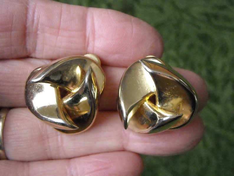 Vintage Swirl Clip Earrings Gold Tone 1