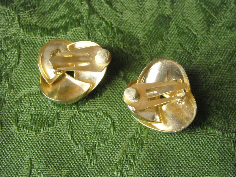 Vintage Swirl Clip Earrings Gold Tone 1