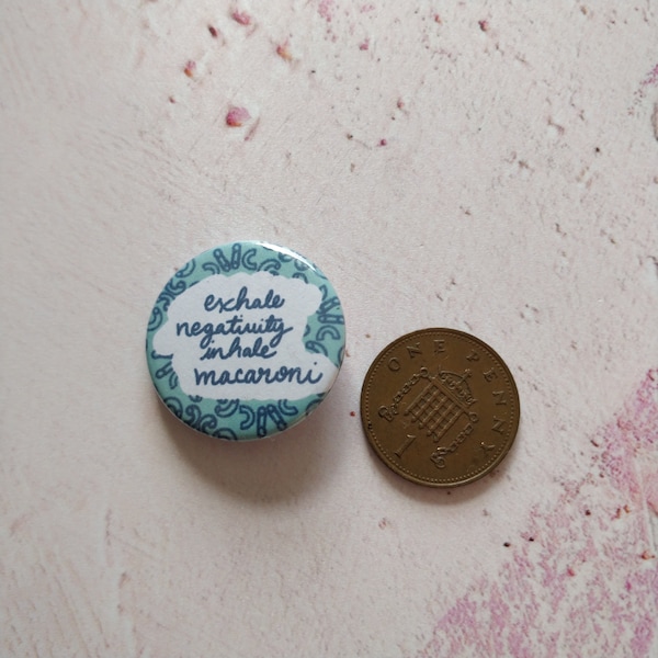 Expirez la négativité, inhalez des macaronis illustrés Miroirs et badges