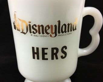 Vintage Disney Disneyland Hers Biały Mleczny Szklany Podstawa Filiżanka Kawy Kubek Pamiątkowy