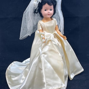 Vintage 1960&#39;s Bride Doll Wedding Dress Sleepy Brown Eyes Brunette Plastic 10.5&quot;