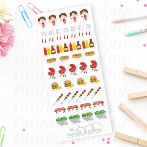 Puede incluir: Una hoja de pegatinas coloridas para planificador con temática de barbacoa. Las pegatinas presentan ilustraciones de personas, utensilios para asar, condimentos, perritos calientes, parrillas, hamburguesas, brochetas, mesas de picnic y ensaladeras. El texto "mandi dunbar plan the day your way" está en la parte inferior.