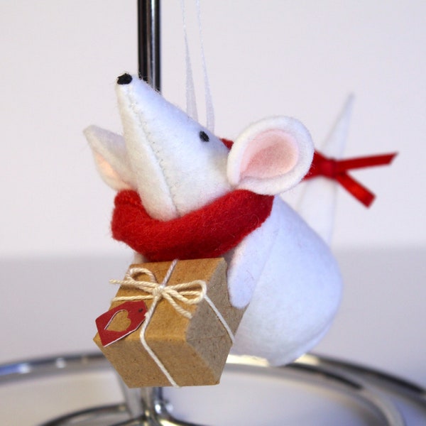 Gift Giving Christmas Mouse