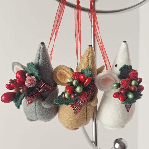 Christmas Bouquet Mouse - Handmade Felt Ornament