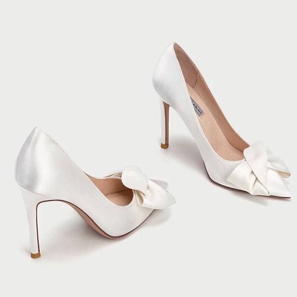 Superbes chaussures de mariée en satin blanc cassé à ceinture