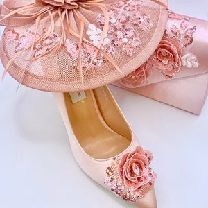 Atemberaubender funkelnder Blush Dusty Altrosa Hochzeits-Fascinator-Hut mit passenden Schuhen & Clutch-Tasche