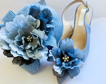 Scarpe morbide, polverose e blu lago semplicemente bellissime con set di fascinator abbinati