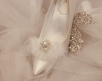 Simplemente hermosos zapatos de novia de piel satinada blanca acabados a mano con diamantes y perlas en el frente