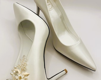 Simply Beautiful Wedding Bridal Shoe Clips Gold with Diamanté and Pearls