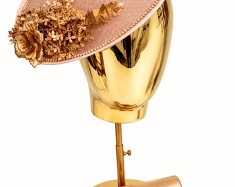 Set composto da fascinator da sposa color rosa champagne con fiori dorati, cappello da corsa Derby Ascot e pochette dorata.