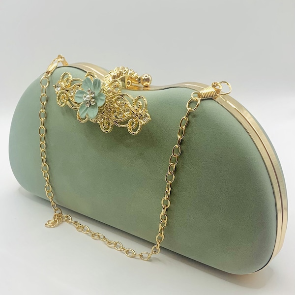 Splendida pochette da sposa impreziosita da fiori verde salvia con catena dorata