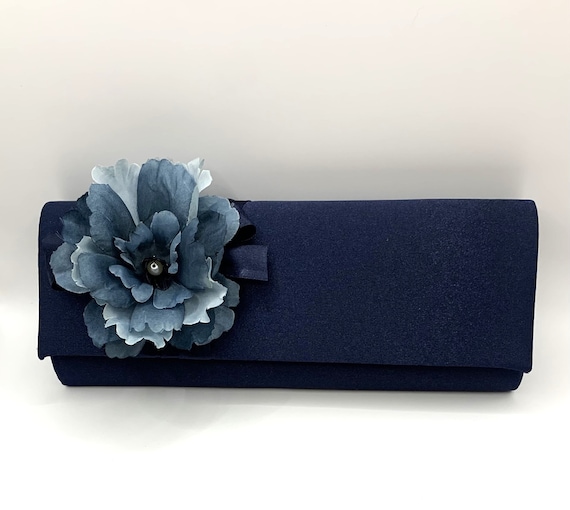 Brauttasche aus Satin in Marineblau: Hochzeits-Accessoire