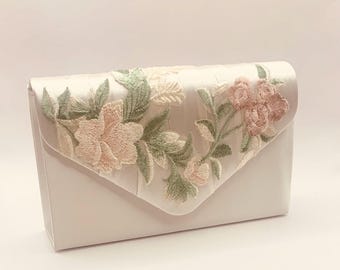 Clutch de boda con flores bordadas: marfil, rosa ruborizado, verde salvia