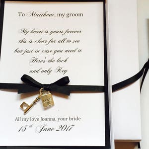 Biglietto personalizzato per il giorno del matrimonio degli sposi in una scatola, perfetto sentimento d'amore