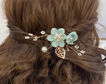 Belle épingle à cheveux demoiselle d'honneur vert sauge doux avec perle dorée et strass fleur de mariage