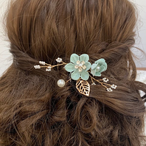 Belle épingle à cheveux demoiselle d'honneur vert sauge doux avec perle dorée et strass fleur de mariage