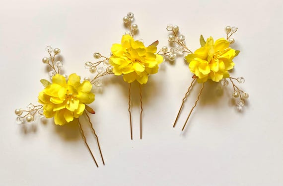 黄色の花のヘアピン：ゴールドパールとラインストーンがあしらわれた