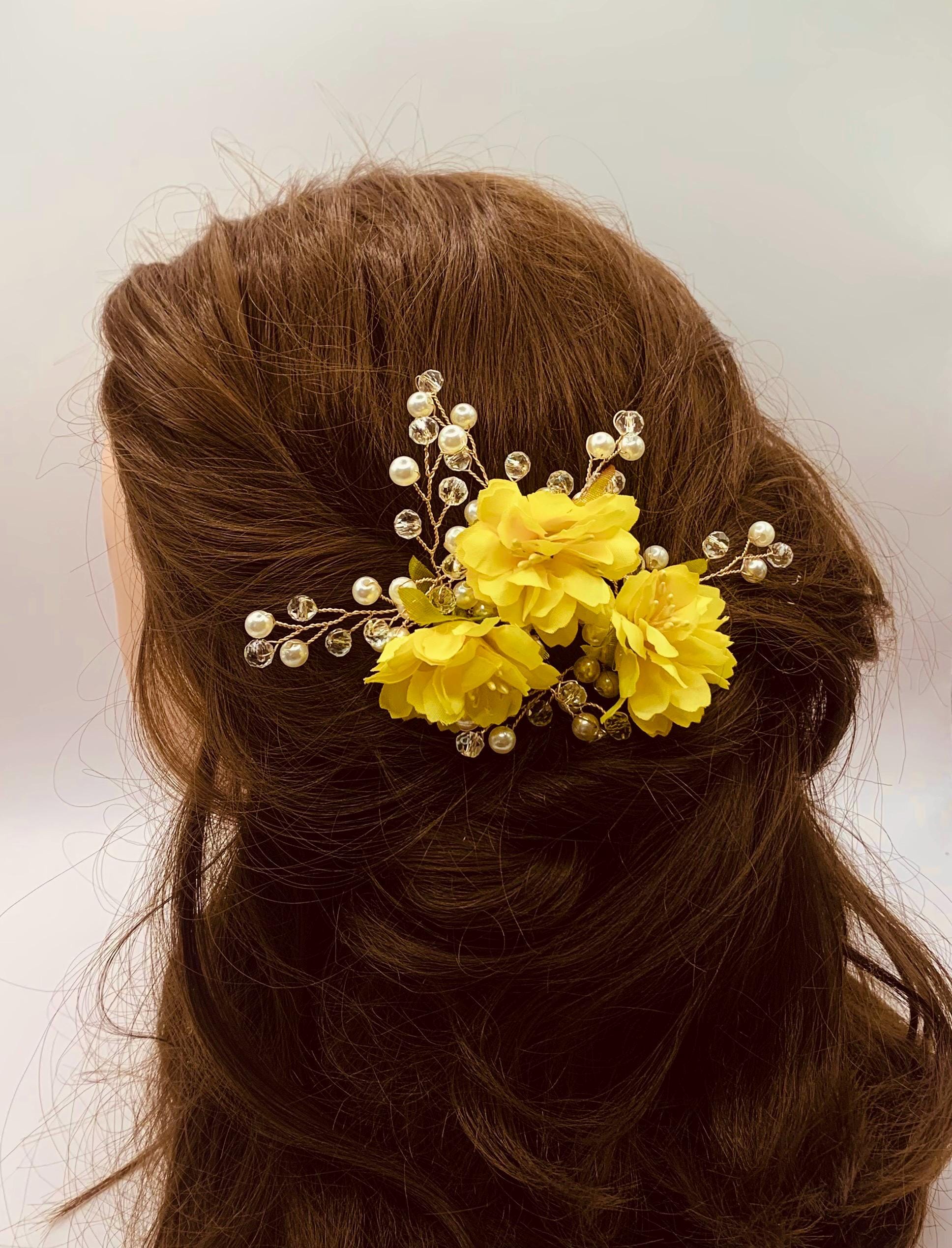 R*︎様 金色の花模様ヘアピン 黄色の花のヘアピン：ゴールドパールとラインストーンがあしらわれた