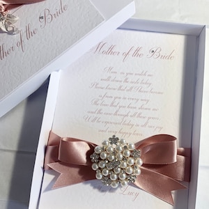 Diamant und Perlen Mutter der Braut Brosche und Erinnerungskarte in Blush Pink / Rose