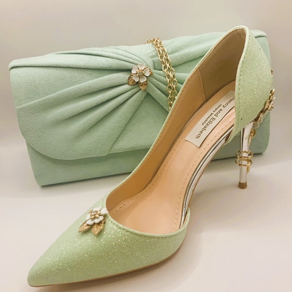 Superbes chaussures à talons avec fleurs pailletées vert menthe finies à la main avec pochette coordonnée vert menthe