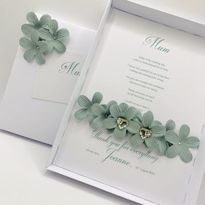 Cadeau de mariage pour la mère de la mariée - Boîte cadeau fleurs vert sauge, boucles d'oreilles en perles et cristaux
