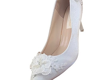 Simplement belles chaussures de mariée en satin ivoire et dentelle finies à la main