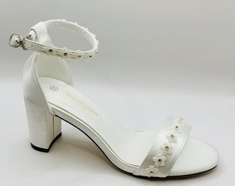 Sandalias de boda de satén color marfil: tacones de bloque con cadena de margaritas y pedrería perlada
