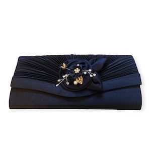 Impresionante bolso de mano de satén azul marino para novia