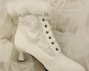 Bottes de mariée en dentelle : style victorien, incrustations de perles et de strass, talon chaton