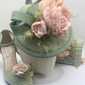 Atemberaubende Sage Grün mit Dusty Dusty Blush Rosa Pfingstrose Hochzeit Fascinator Hut mit Co-ordinieren Schuhe & Clutch-Tasche