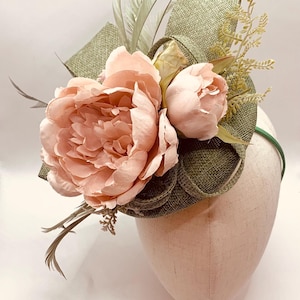 Peony Flower Wedding Fascinator Derby Ascot Race Day Hoed: saliegroen en blushroze
