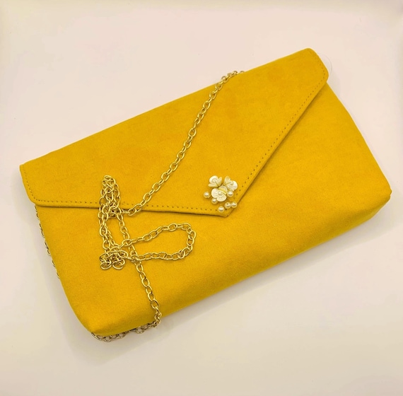Superbe pochette de mariage ornée de fleurs jaune moutarde