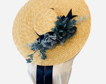 Sombrero canotier de rafia con borde grande de Simply Beautiful con azul polvoriento oscuro con flores secas y de seda azul marino