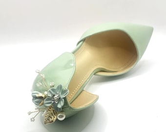 Saliegroene verfraaide bruidsschoenen: elegante bruilofthakken