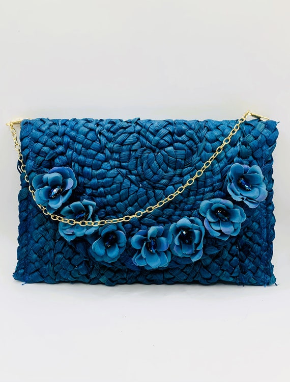 Semplicemente bellissima pochette in paglia di rafia intrecciata
