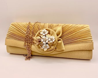 Prachtige bruidsbruiloft satijn oud goud met parel en diamanté bloemen clutch tas met gouden schouderketting