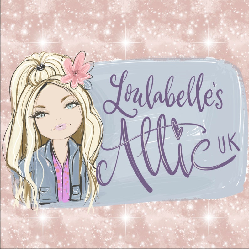 Pu&ograve; includere: Un'illustrazione di un cartone animato di una ragazza con i capelli biondi e un fiore rosa nei capelli. Il testo "Loulabelle's Attic UK" &egrave; scritto in lettere corsive viola su uno sfondo blu chiaro.