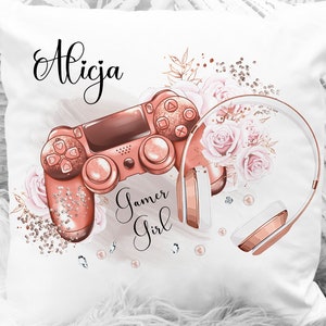 Könnte beinhalten: Ein weißes Kissen mit einem roségoldenen Design, das einen Videospielcontroller, Kopfhörer und den Text "Gamer Girl" und "Alicja" zeigt.
