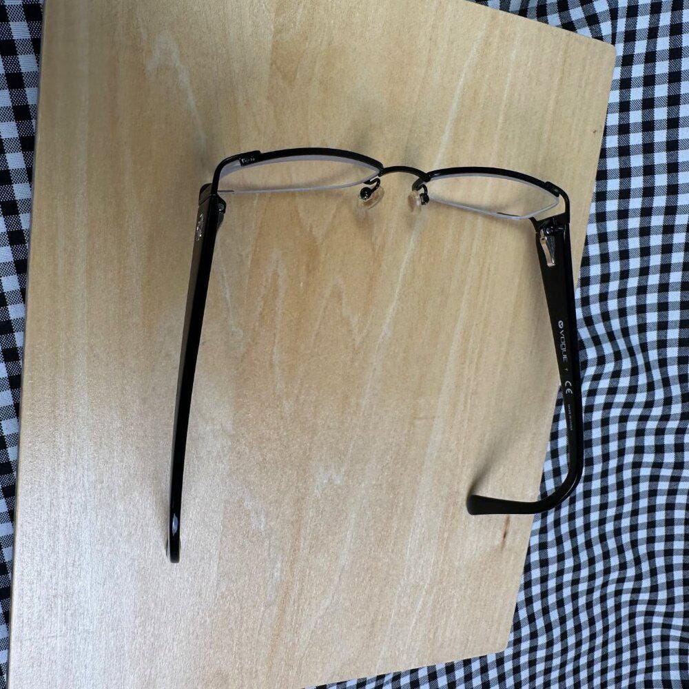 VOGUE 3687 Narrow Oval Eyeglasses in Black 90s Style VOGUE 3687 Narrow Oval Rectangle Eyeglasses in Black 90s Y2K  main image 4