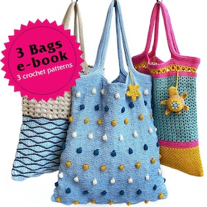 Könnte beinhalten: Drei gehäkelte Taschen, eine blaue mit gelben und weißen Akzenten, eine beige mit blauen Akzenten und eine türkisfarbene mit rosa und gelben Akzenten. Die Taschen hängen an Haken und haben ein Etikett mit der Aufschrift "3 Bags e-book 3 crochet patterns".