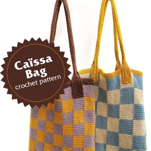 Puede incluir: Dos bolsas de mano de crochet con diseño de tablero de ajedrez y asas marrones y amarillas. Las bolsas están colgadas de ganchos. El texto "Caissa Bag crochet pattern" está en una estrella marrón.