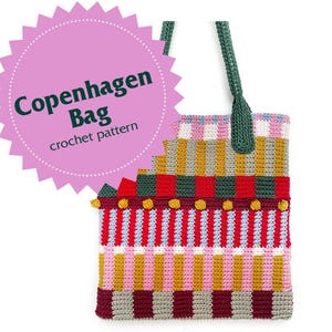 Może przedstawiać: Kolorowa, szydełkowa torba typu tote z geometrycznym wzorem w kolorach czerwonym, żółtym, różowym i zielonym. Torba ma zielony uchwyt i napis "Copenhagen Bag crochet pattern" na różowej gwieździe.