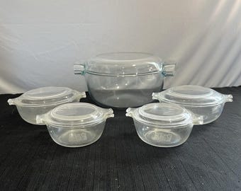 Juego de cacerolas Pyrex Vintage de vidrio transparente, 4 grandes y 4 pequeñas con tapas.